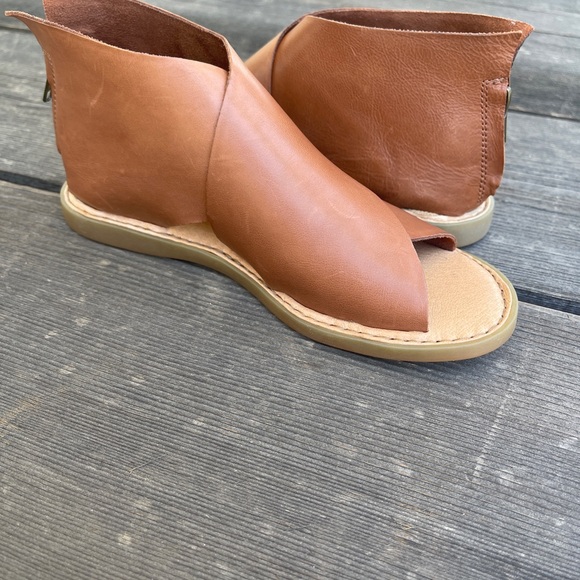 BORN Iwa Sandals - Picture 6 of 8